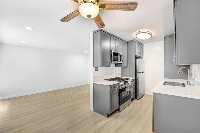 Photo - 844 5th St, steps to Montana Ave, 5 blocks to the beach!