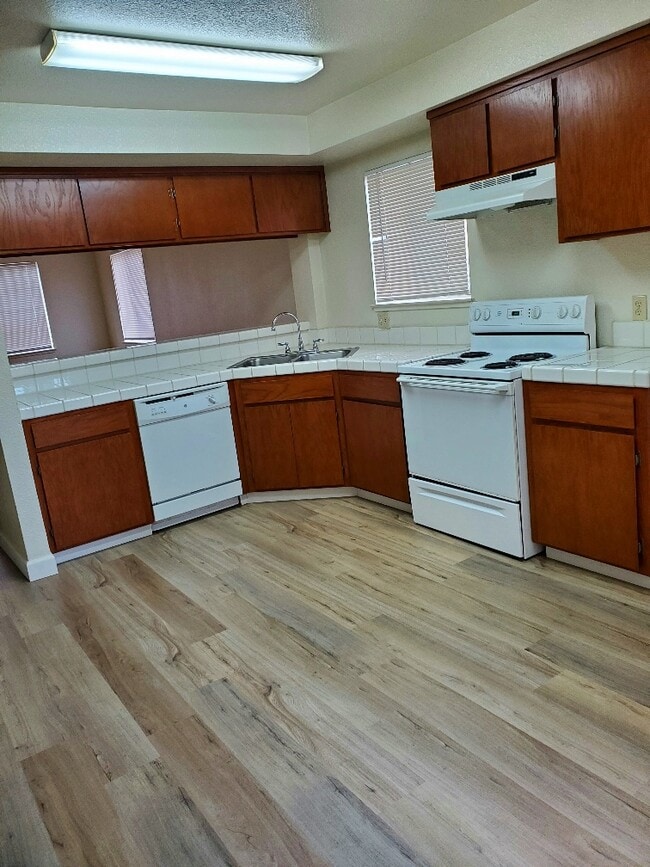 kitchen - New Century Townhomes