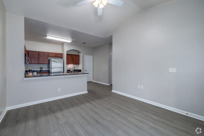2BR, 2BA - 869SF - Living Room