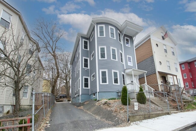 Building Photo - Remodeled 3 bedroom 1  bathroom 2nd Floor Unit 42-2