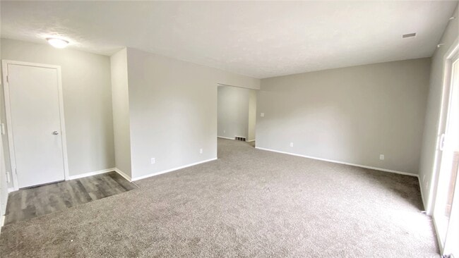 Livingroom 2x2 - Fontainebleau Apartments