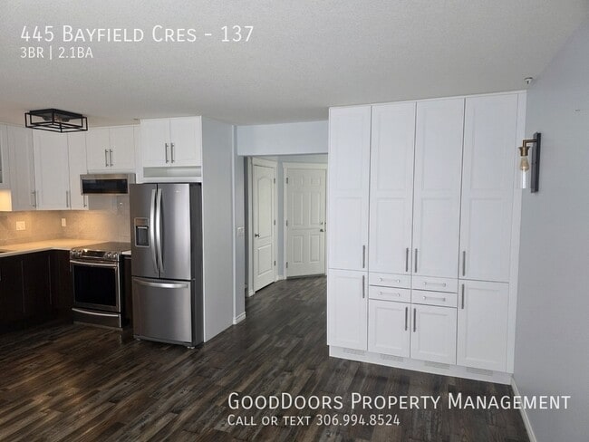 Photo - 445 Bayfield Crescent