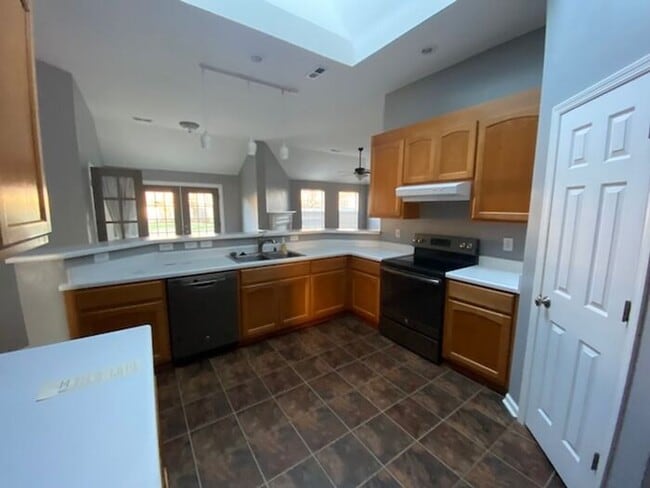 Photo - Fenced Yard!