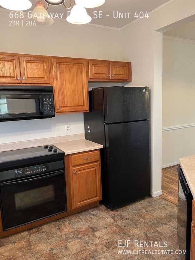 Building Photo - 668 Gateway Dr SE Unit 404