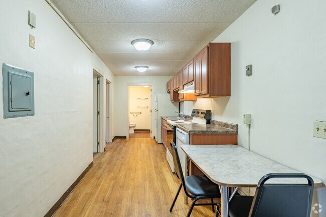 2BR, 1BA - 870SF