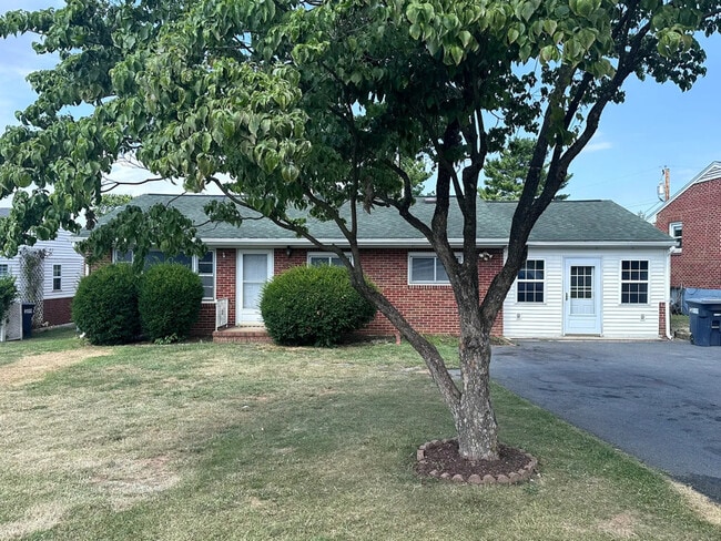 Building Photo - 909 Country Club Rd Rental