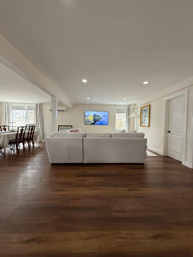 Building Photo - 5 Crescent Dr Unit 5 Crescent