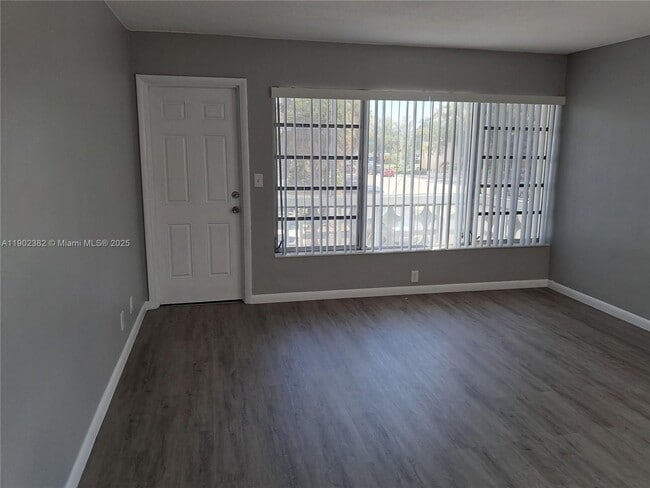 Building Photo - 16701 NE 14th Ave Unit 211