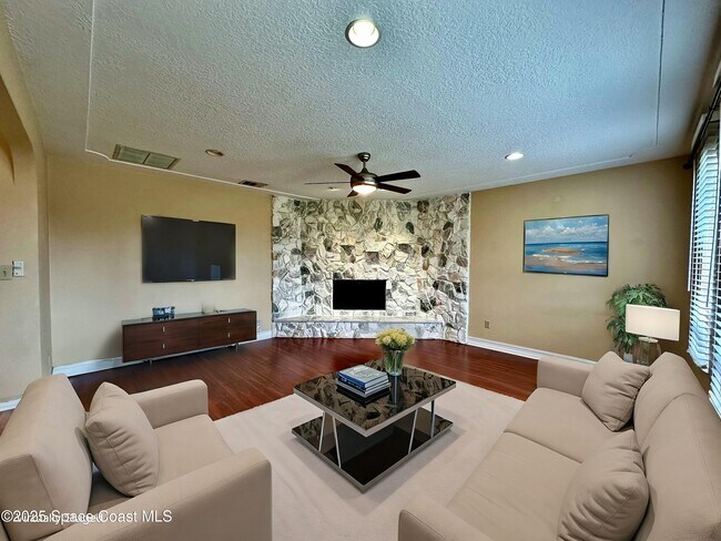 Photo - 1084 Herne Ave NE