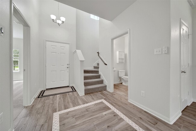 Photo - 305 Crooked Pine Court