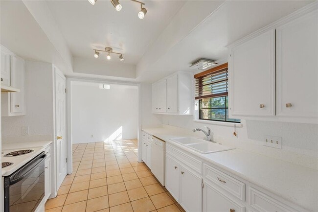 Photo - 13406 Effingham St