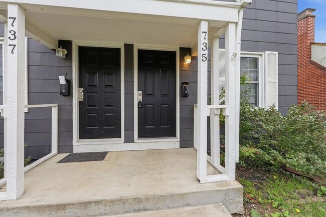 Photo - 735 E Mithoff St