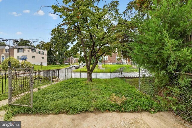 Photo - 153 W 21st St