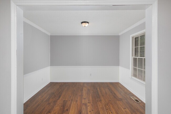 Photo - 2624 Excalibur Dr SE