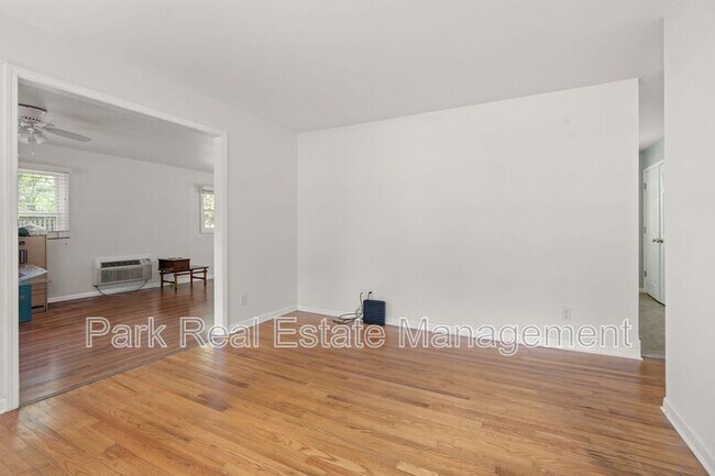 Photo - 8907 Rollingwood Rd