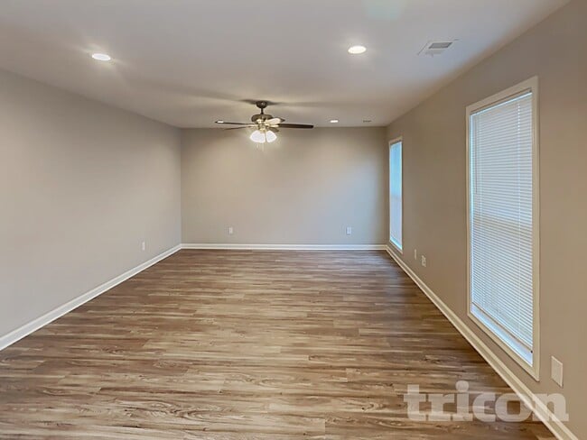 Photo - 919 Dovefield Ln