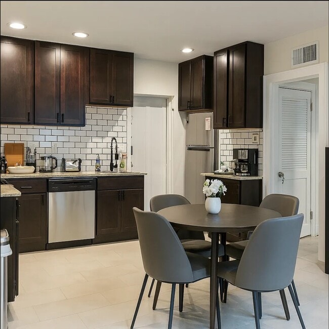 Building Photo - 7012 Forsyth Blvd Unit 2W