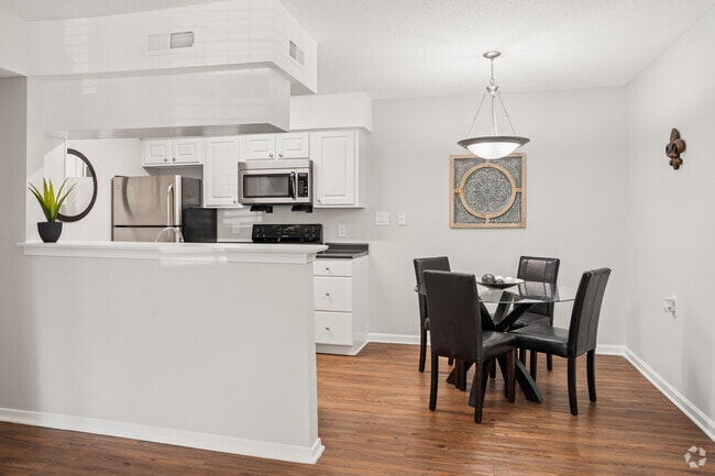 Marilyn 2BR, 1.5BA - 1,000SF - Dining Room - Franklin Woods - Students: Save up to 10%!