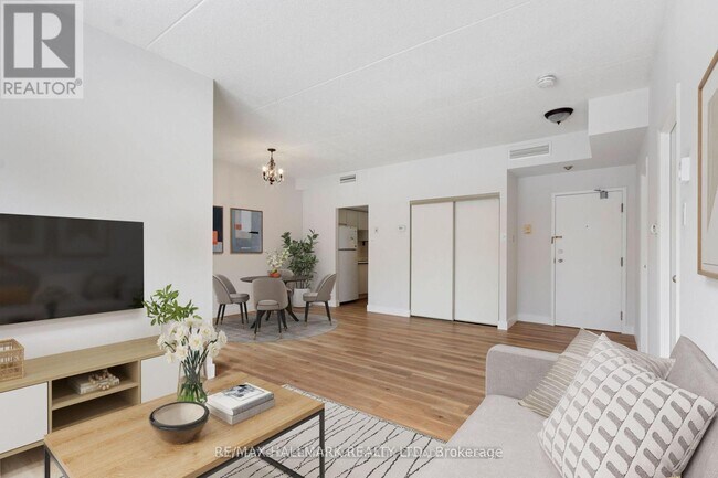 Photo - 249 Major Mackenzie Dr E Unité 105