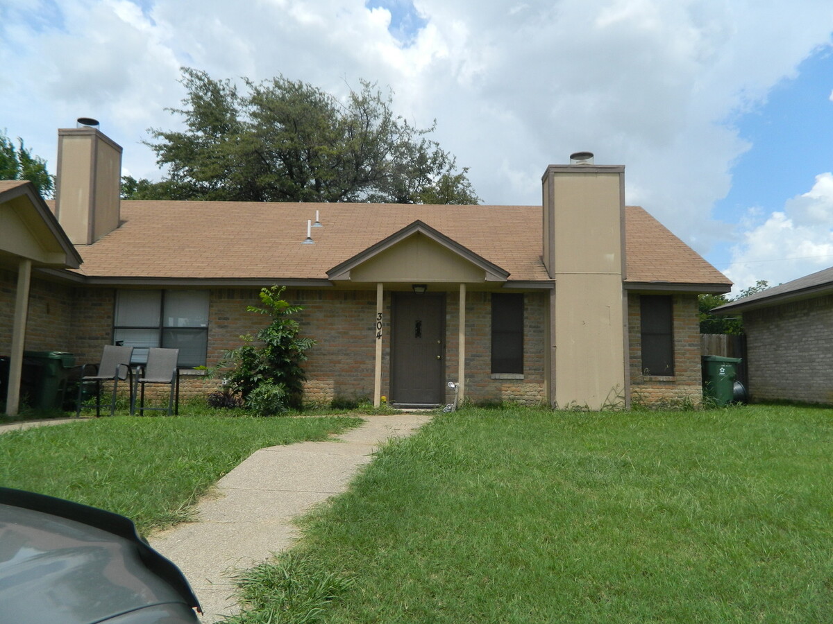 AVAILABLE NOW!!! Nice 2-Bed, 2-Bath Half ... - AVAILABLE NOW!!!  Nice 2-Bed, 2-Bath Half ... House