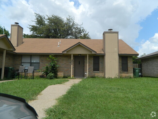 Building Photo - AVAILABLE NOW!!!  Nice 2-Bed, 2-Bath Half ... Rental