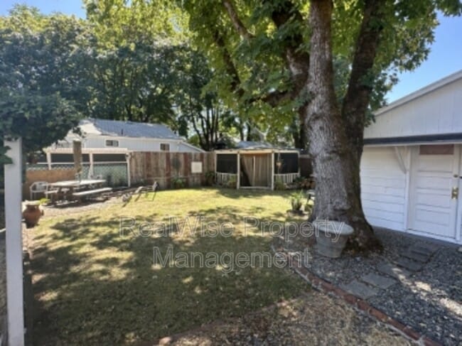 Photo - 221 NE A St Unit 3