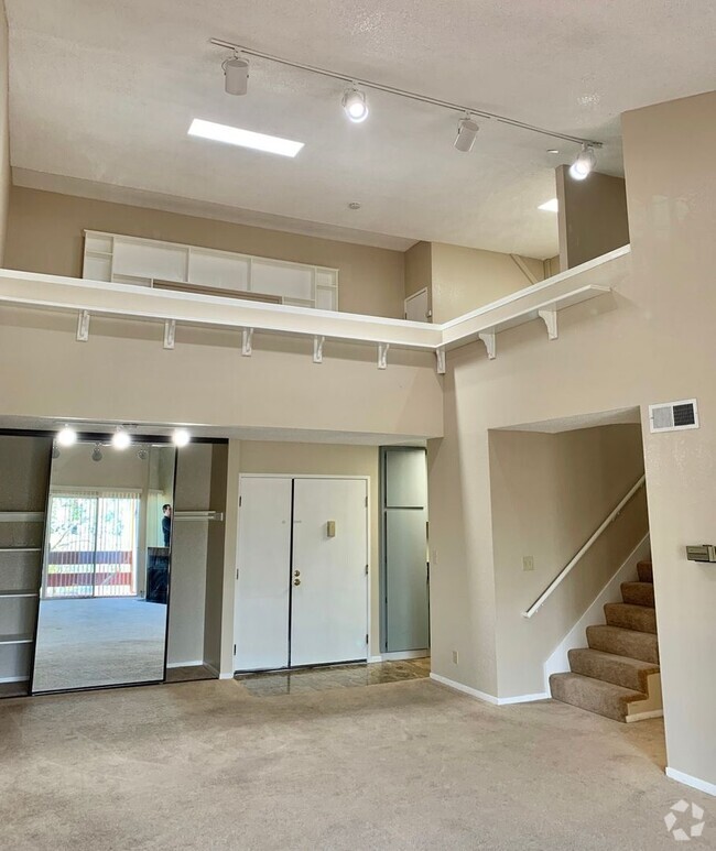 Building Photo - Great 2 bed+Loft, 2 bath Condo in San Pabl... Unit 314
