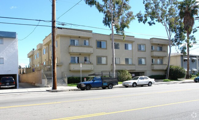 6908-6914 Hazeltine Ave