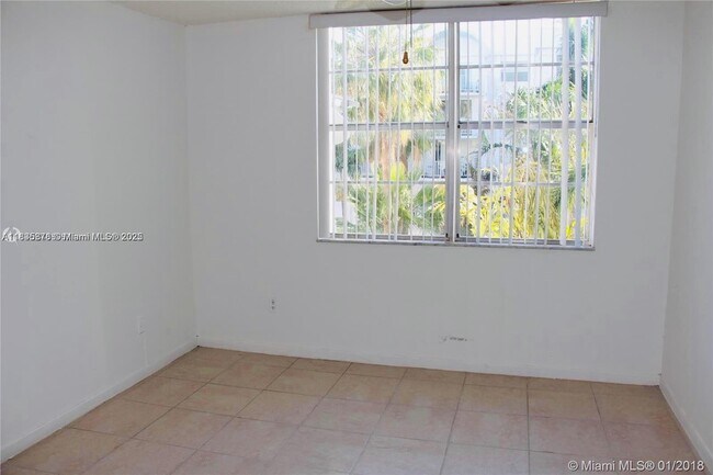 Photo - 486 NW 165th St Unidad 404