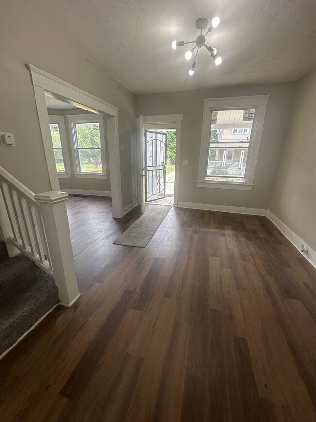 Building Photo - 1352 E 90th St Rental