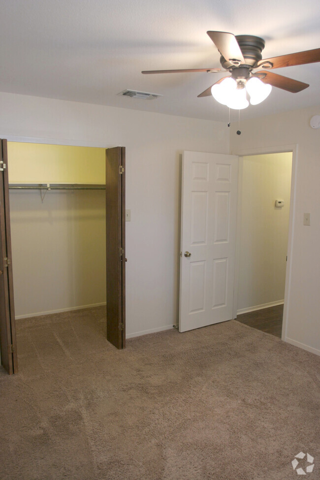 Building Photo - 327 Briarwood Dr Rental