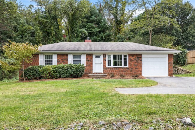 East Asheville 3-Bedroom Ranch with Garage... - East Asheville 3-Bedroom Ranch with Garage... Casa