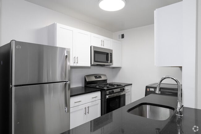 2BR, 1BA - 884 SF - Kitchen