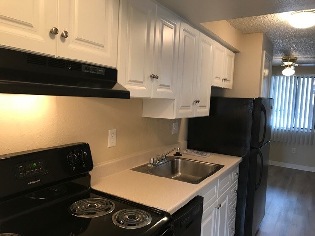 Photo - Parkwood Plaza