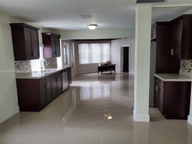 Photo - 701 Columbus Pkwy