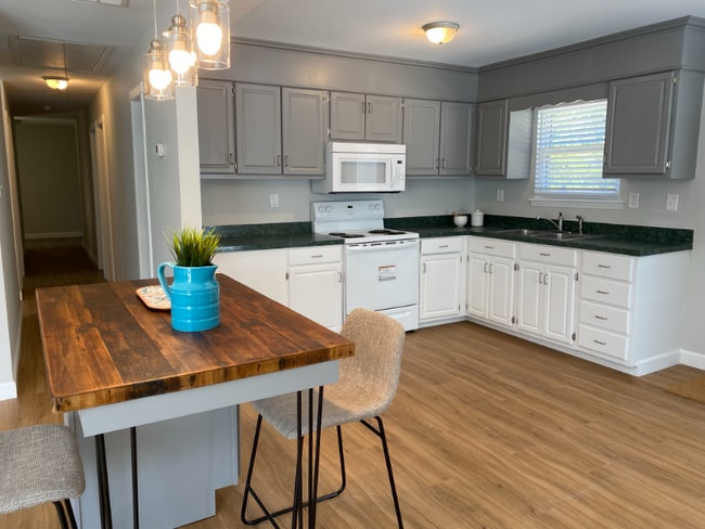 Photo - 220 Archdale Dr