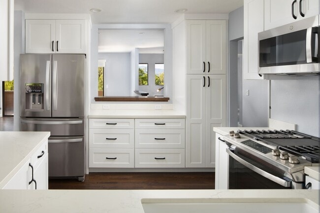 Building Photo - Gorgeous 3bd/2ba Townhouse, complete interior renovation, Modern upgrades, Community Pool -FOUNDA...