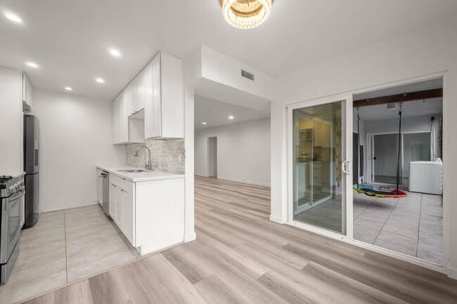 Building Photo - 423 S Rexford Dr Unit 202