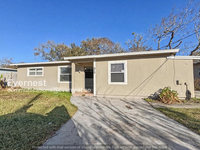 Building Photo - 4 Bed, 2 Bath Home with Off-Street Parking / Pet-Friendly / Available Now!