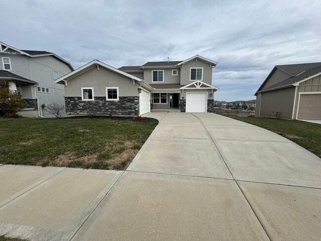 Photo - Luxury 5BR 4 BA Home w/ Pool and Clubhouse Access in GREAT location!