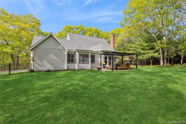 2 Red Creek Cir