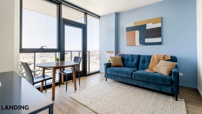 Building Photo - 513 S Damen Ave