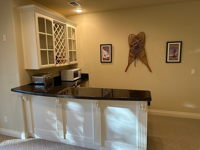 La cocina americana incluye microondas, lavavajillas, fregadero y horno tostador. - 1404 SW Dickinson Ln