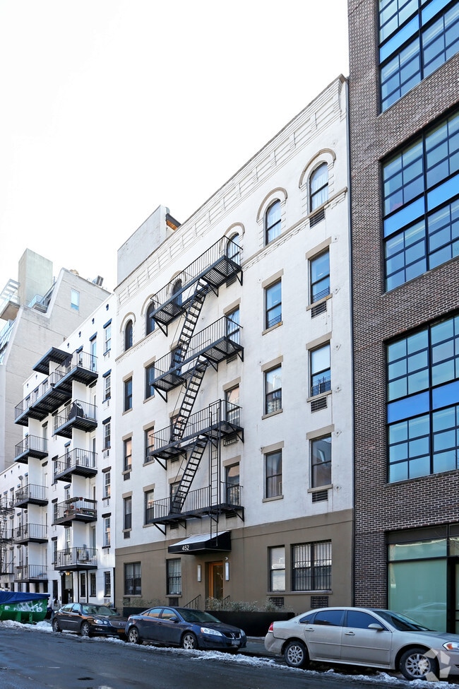 Photo - 452 W 19th St