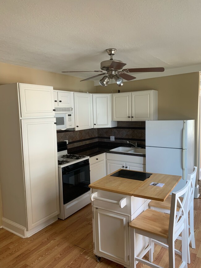 Kitchen - 1510 Brady St Apartments