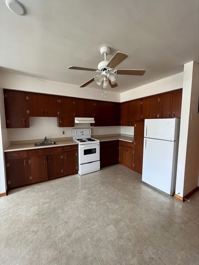 Building Photo - 615 Chalmers Ct Unit 18