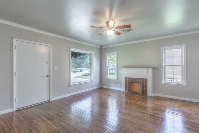 Building Photo - Great location for amazing 2 BED 1 BATH