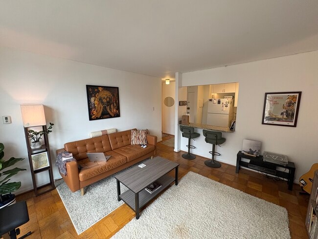 Sala de estar con acceso a la cocina - 1260 21st St NW Unidad 808