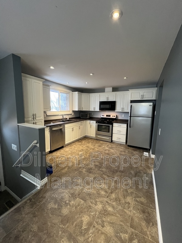 Photo - 596 Garside Dr