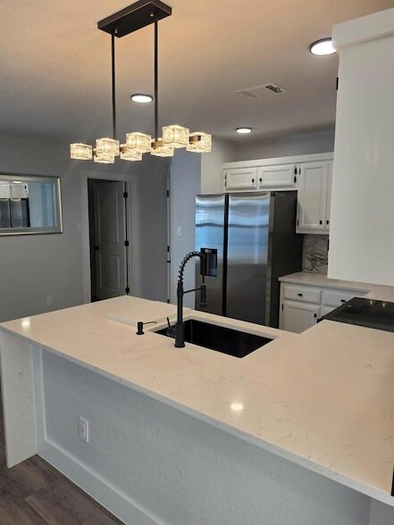 845 Topaz Ln